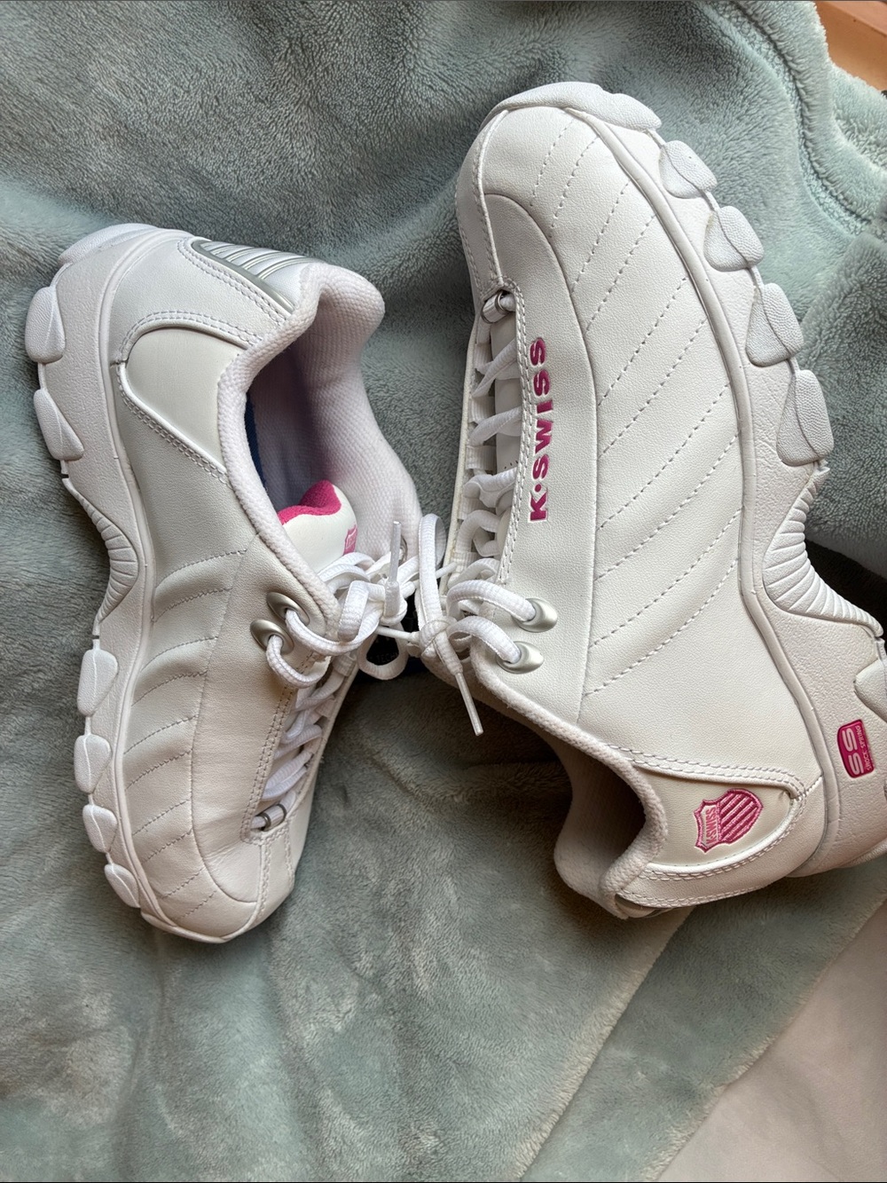 K-Swiss Women's Classic White Athletic Sneakers with Pink Accents- Size 8 - Picture 3 of 10